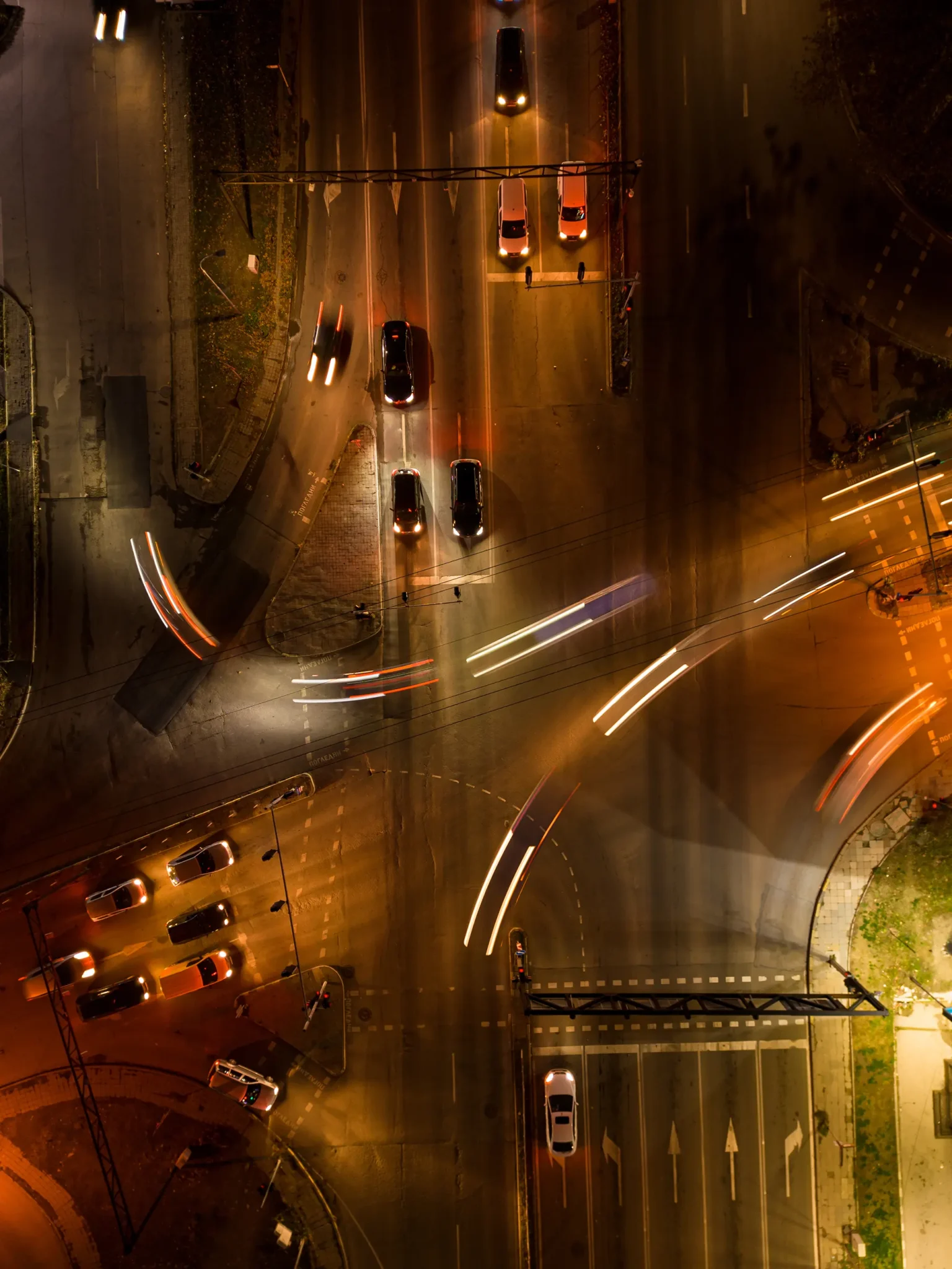 aerial-top-down-view-of-crossroads-at-night-2023-11-27-05-30-49-utc copia