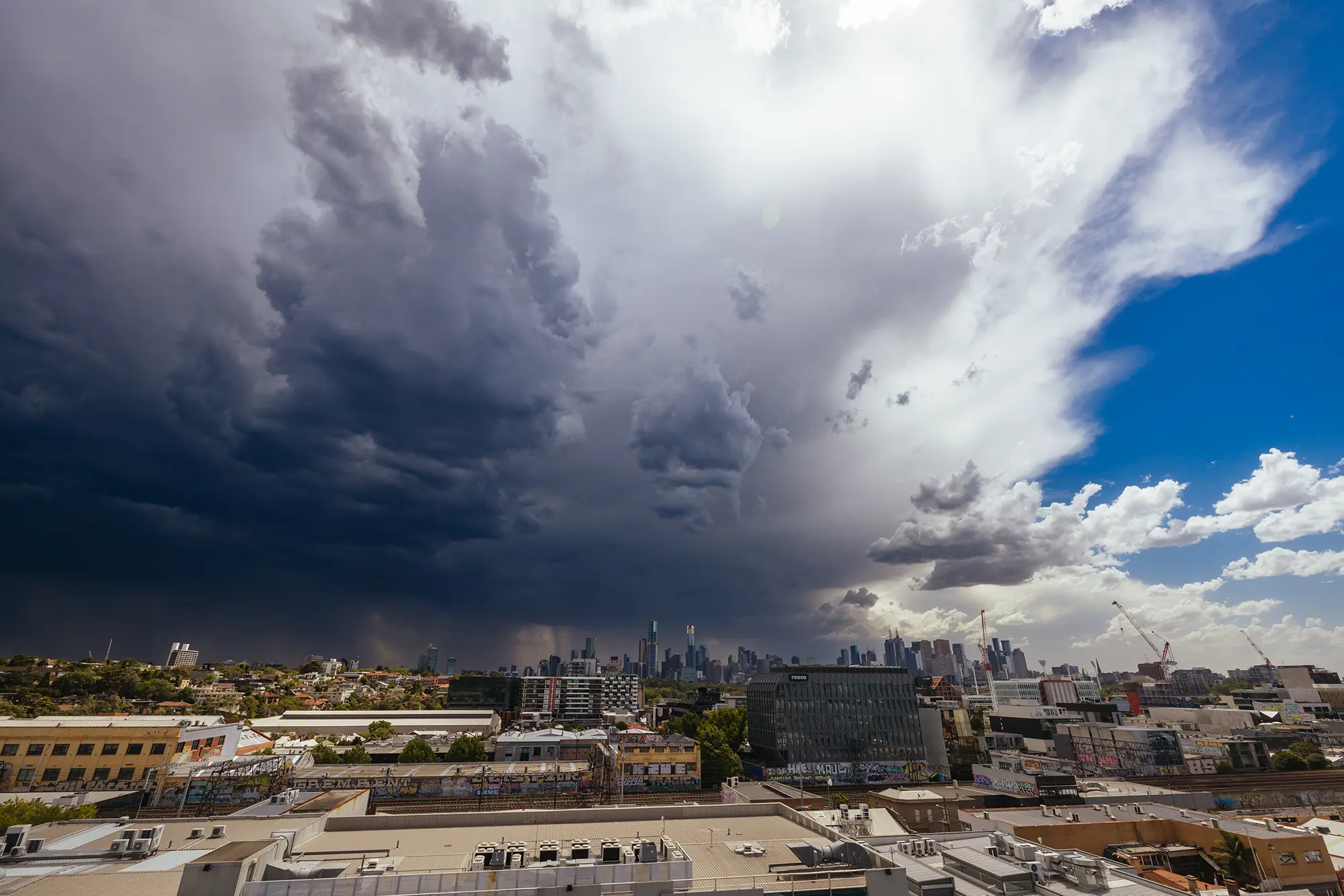 melbourne-summer-storms-in-australia-2024-03-06-15-46-19-utc copia