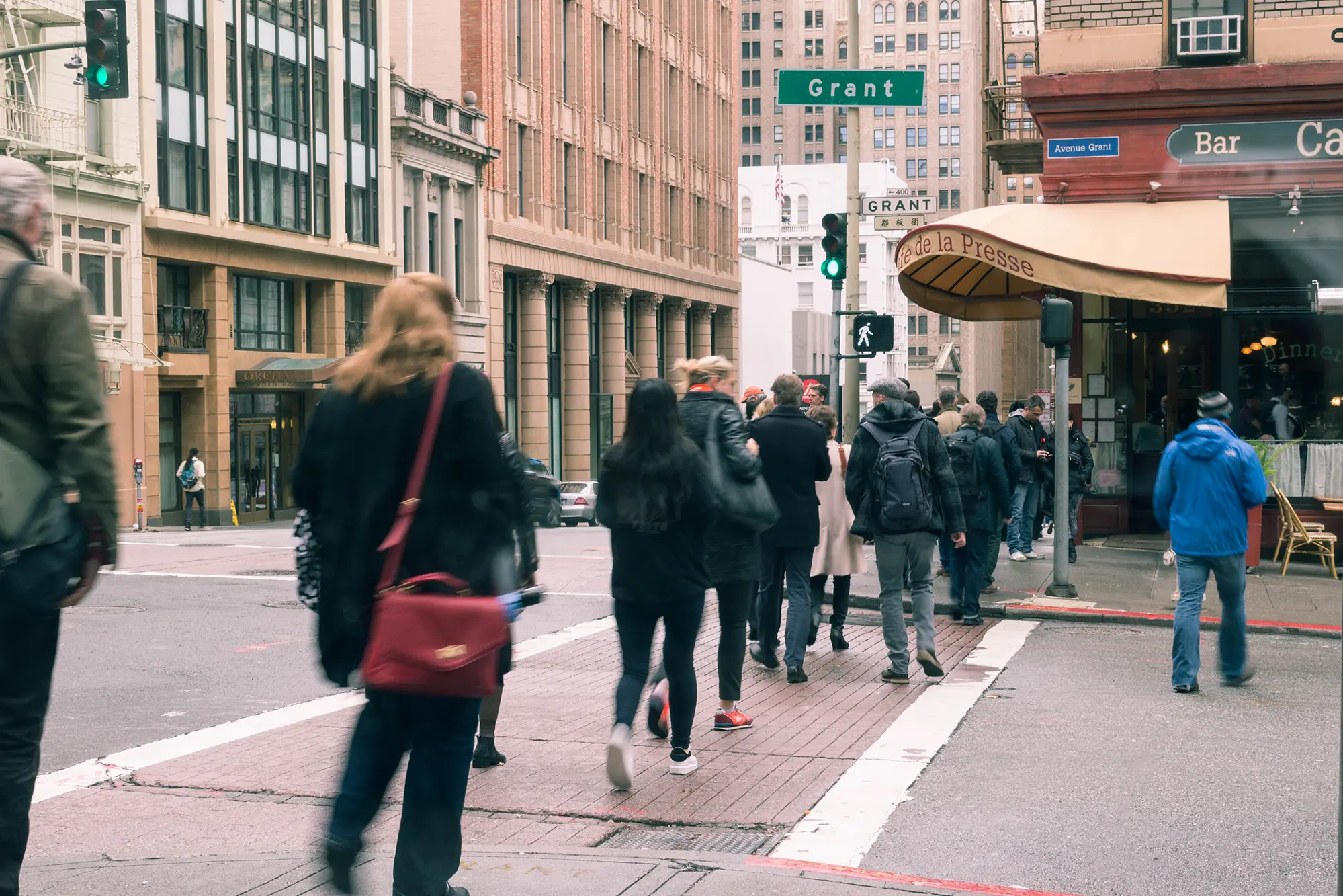 people-walking-on-a-street-2023-11-27-04-57-57-utc copia