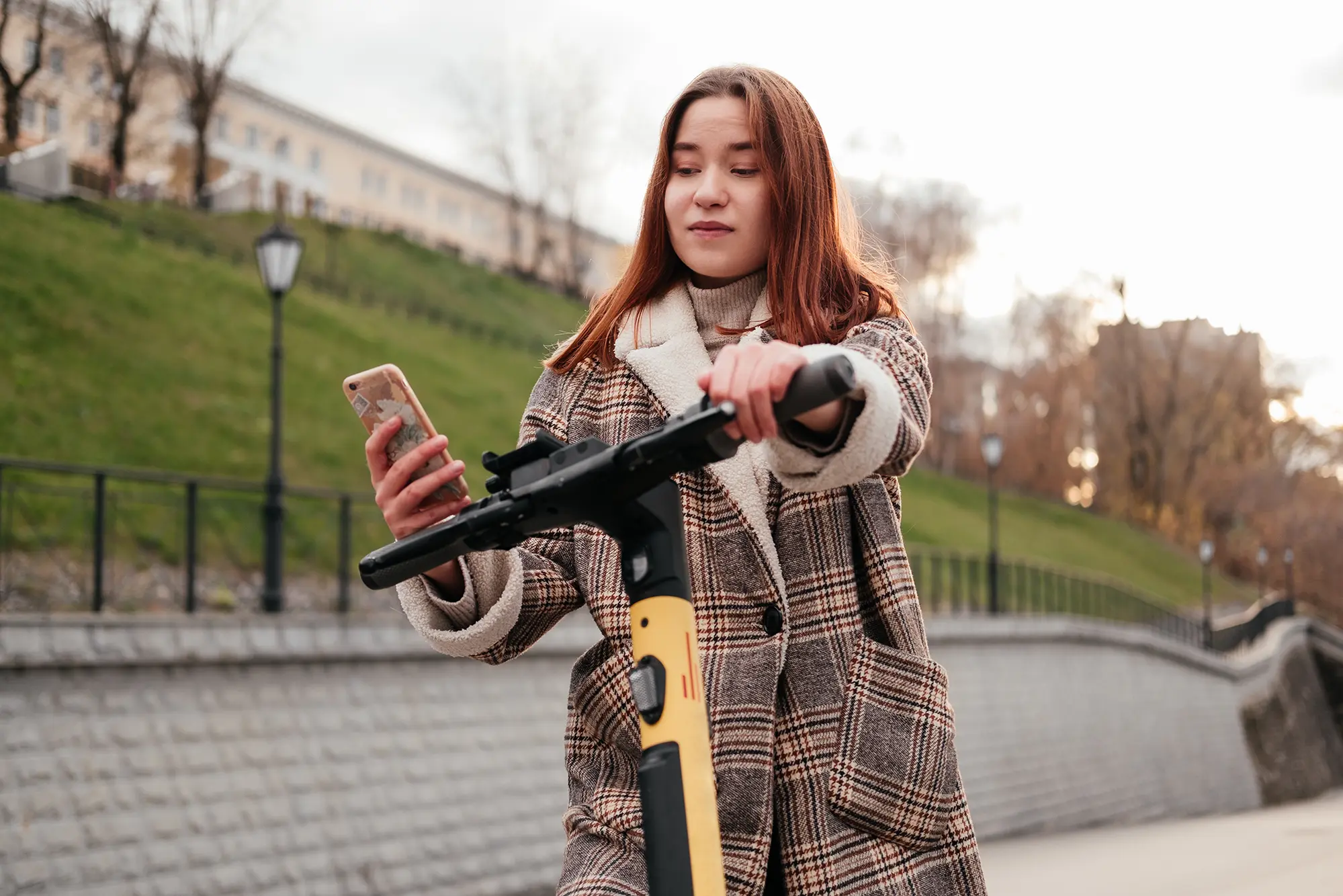 smiling-young-woman-in-coat-using-smartphone-to-re-2023-11-27-05-05-16-utc copia